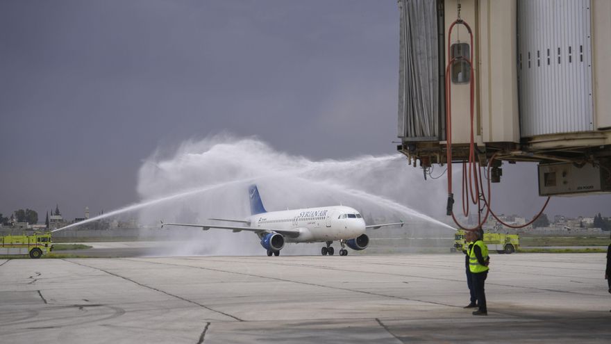 Siria reabre el aeropuerto de Alepo con esperanza en que ayude a la recuperación