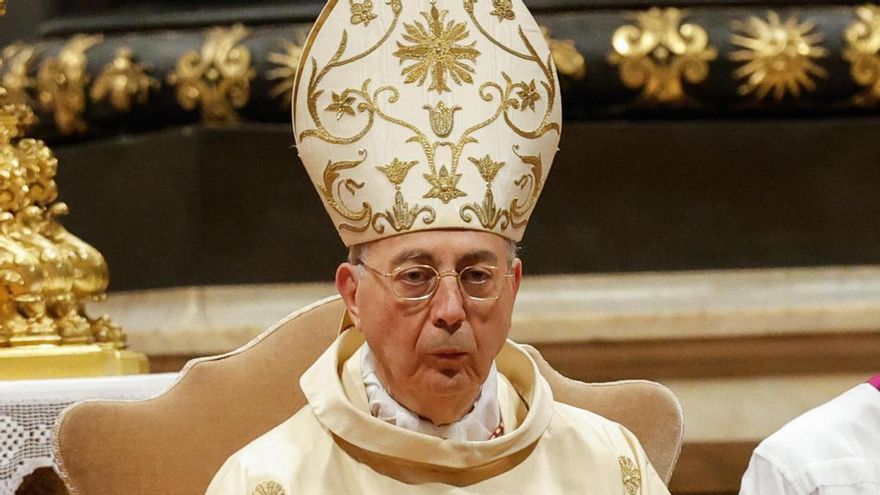 El cardenal Dominique Mamberti, la voz que desvelará al mundo el nombre del nuevo Papa.