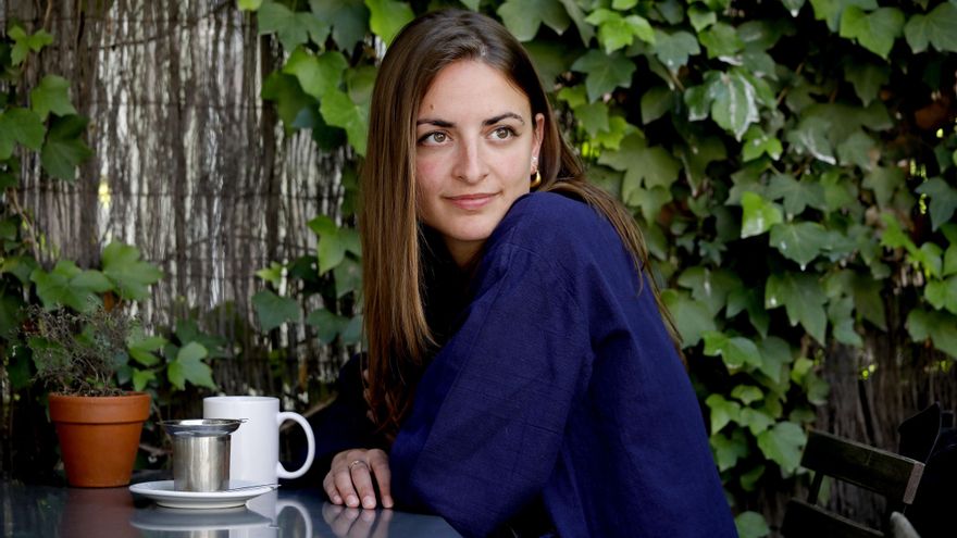 Irene Solà: "En lugar de vivir aventuras, en mi novela nos quedamos en casa, con las mujeres que se esconden y esperan"