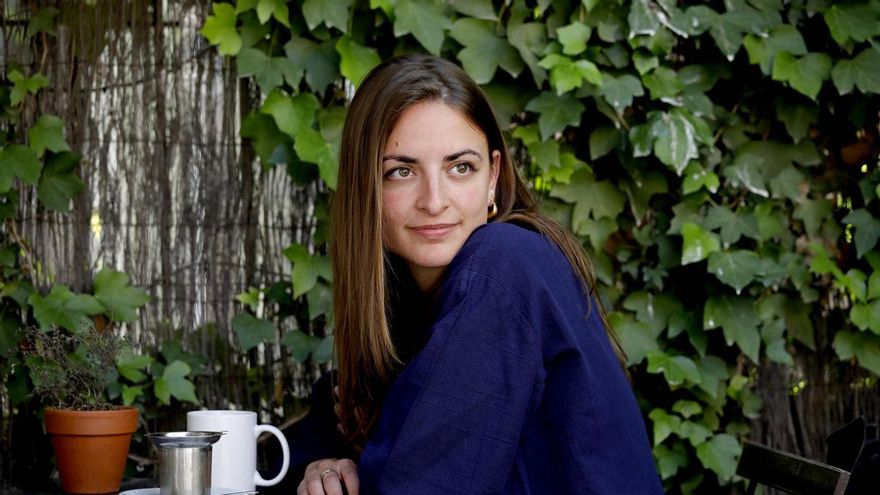 Irene Solà: "En lugar de vivir aventuras, en mi novela nos quedamos en casa, con las mujeres que se esconden y esperan"