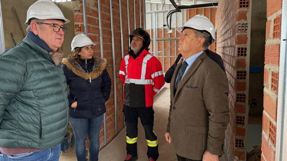 El presidente de la Diputación de Córdoba, Salvador Fuentes, de visita a las obras de remodelación del Parque de Bomberos de Montoro.
