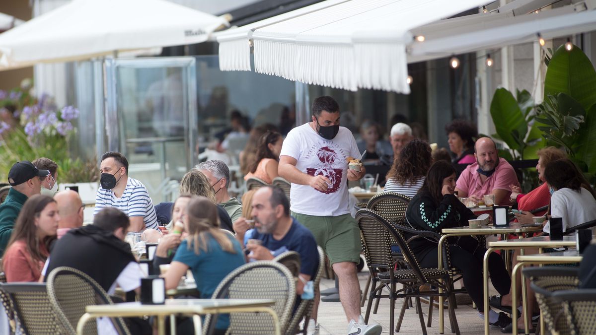 Clientes disfrutan en una terraza.