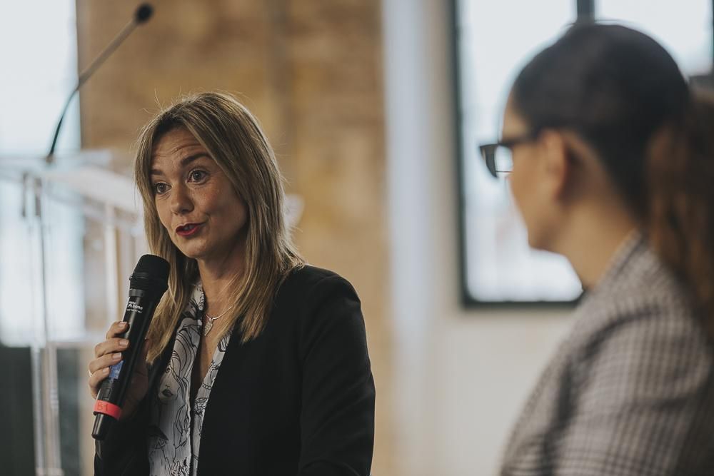 La presidenta de la Federación de Atletismo de la Región, Pruden Guerrero, y la concejala de Deportes de Lorca, Irene Jódar