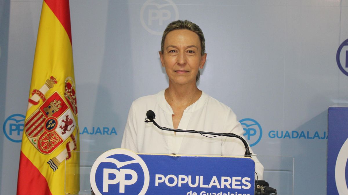 Archivo - La vicepresidenta segunda de las Cortes regionales y vicesecretaria general del PP-CLM, Ana Guarinos, en rueda de prensa.