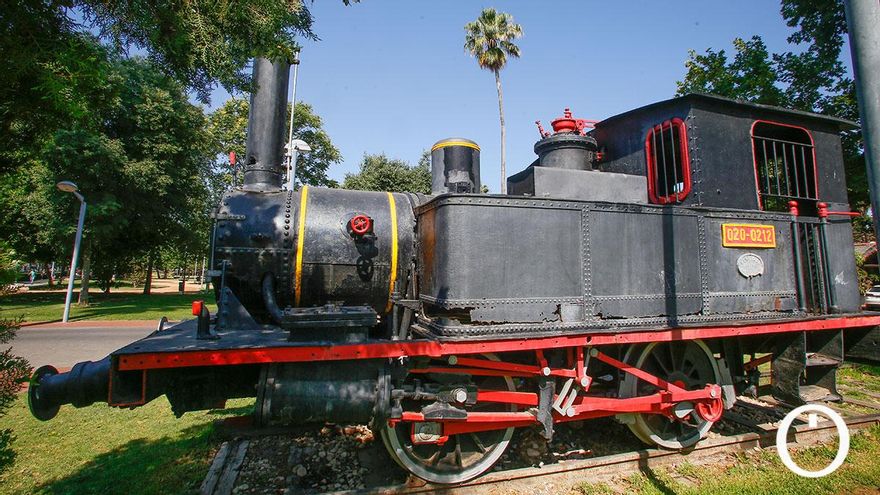 Denuncian ante Cultura el abandono y deterioro de la locomotora de 1864 junto a la antigua estación