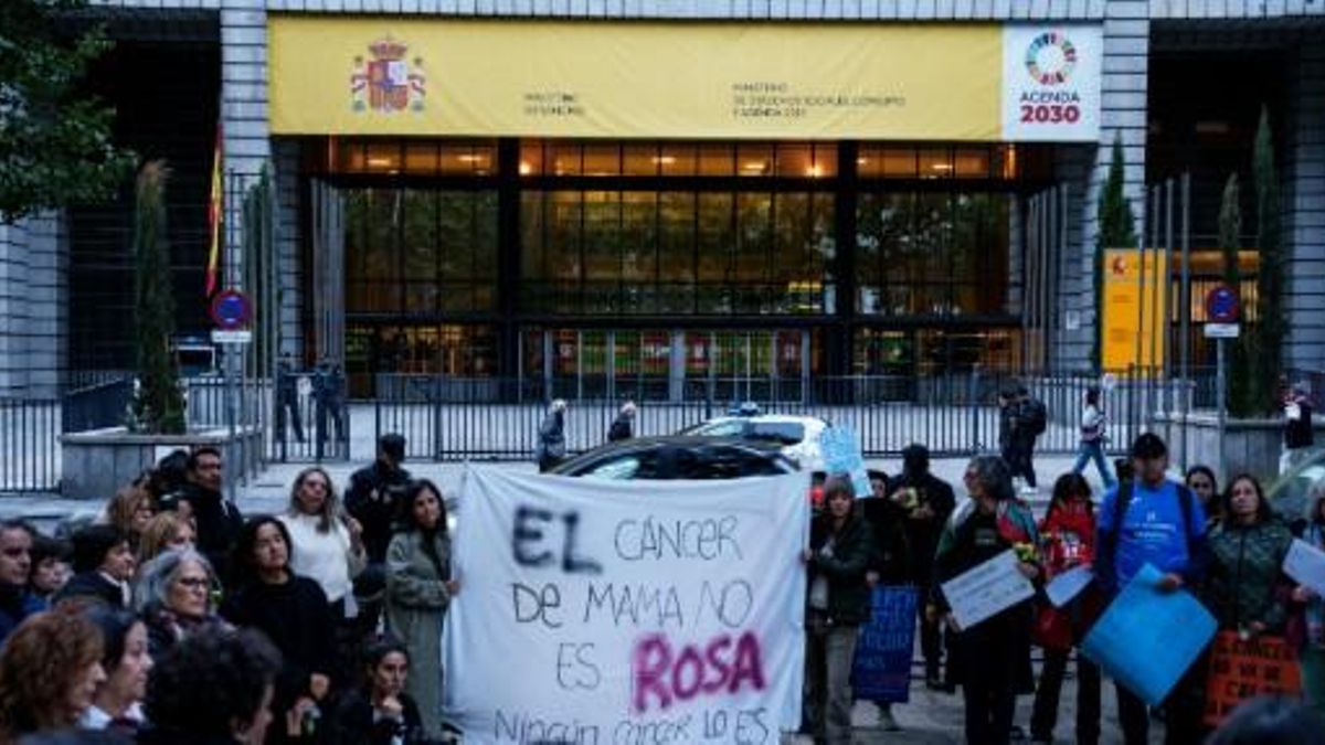 Concentración ayer frente al Ministerio de Sanidad bajo el lema 'El cáncer de mama no es rosa. Ningún cáncer lo es'. / FOTO: Matias Chiofalo, Europa Press