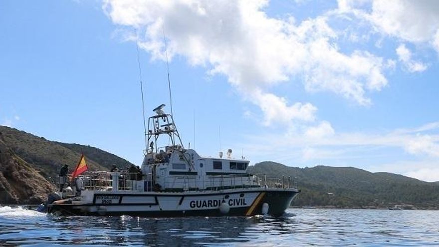 La Guardia Civil rescata una embarcación en Cabrera que no podía llegar a puerto por el temporal.