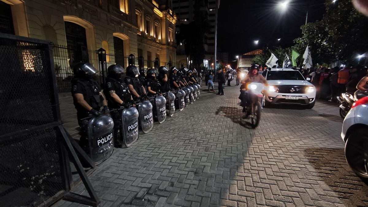 La tensión estalló en las calles: protestas masivas de estatales en cuatro provincias aliadas de Milei por reclamos salariales