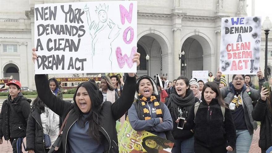 Trump insiste en vincular el muro con la solución para los jóvenes indocumentados
