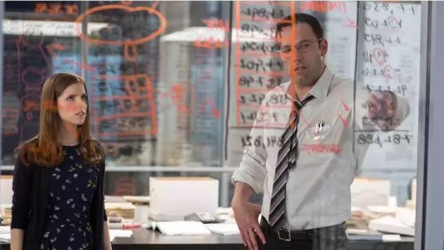 Warner Bros indemnizará con 25.000 euros a un valenciano por incluir su foto en 'El contable' y asociarla a un mafioso