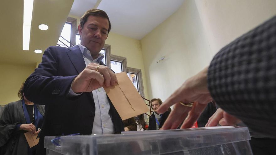 El candidato del Partido Popular de Castilla y León a la reelección como Presidente de la Junta, Alfonso Fernández Mañueco, ejerce su derecho a voto en Salamanca.