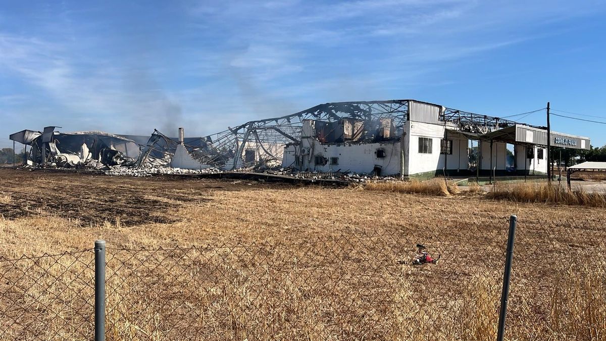 Extinguido el incendio de la nave de Palma del Río tras varios días de trabajo