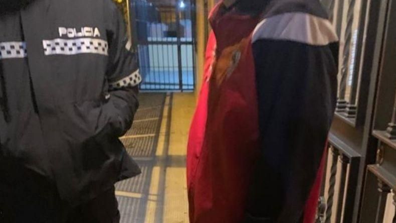 La Policía Local de Sevilla identifica por desórdenes públicos a uno de los participantes en la protesta contra el estado de alarma en la barriada de Pino Montano