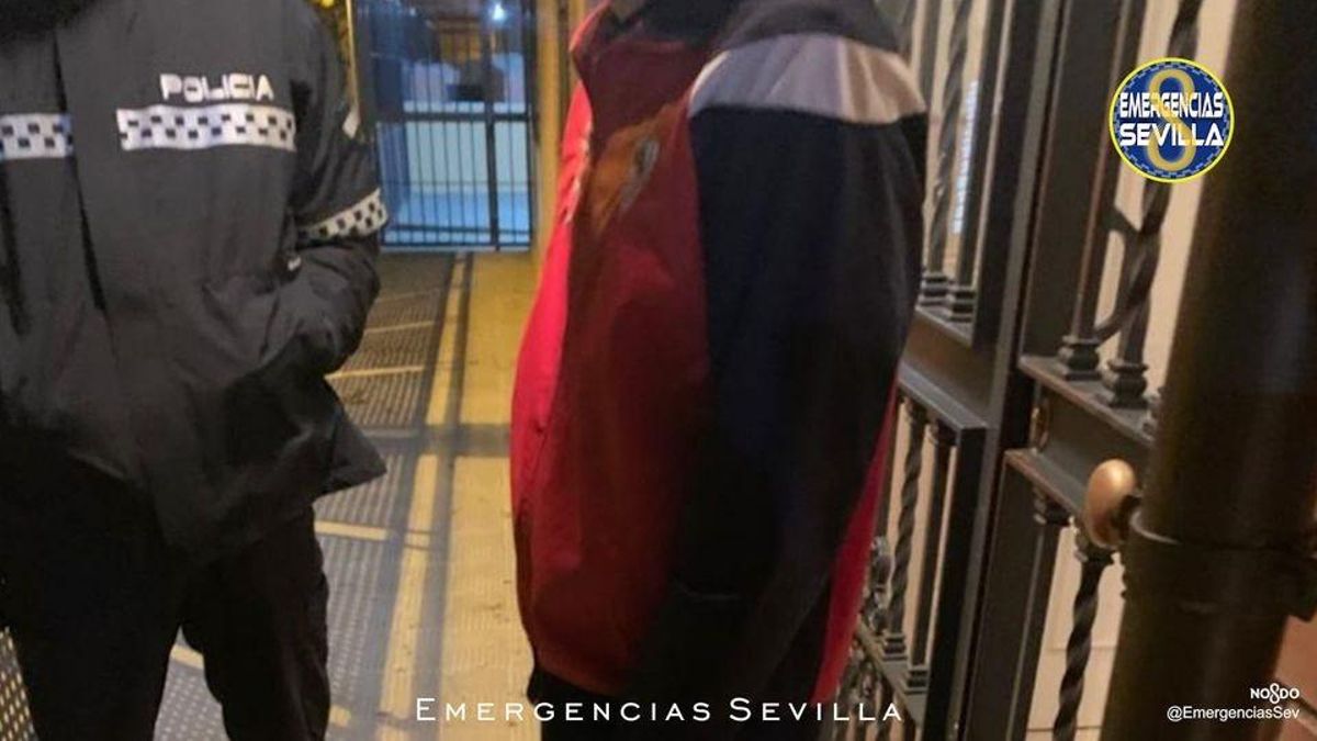 La Policía Local de Sevilla identifica por desórdenes públicos a uno de los participantes en la protesta contra el estado de alarma en la barriada de Pino Montano