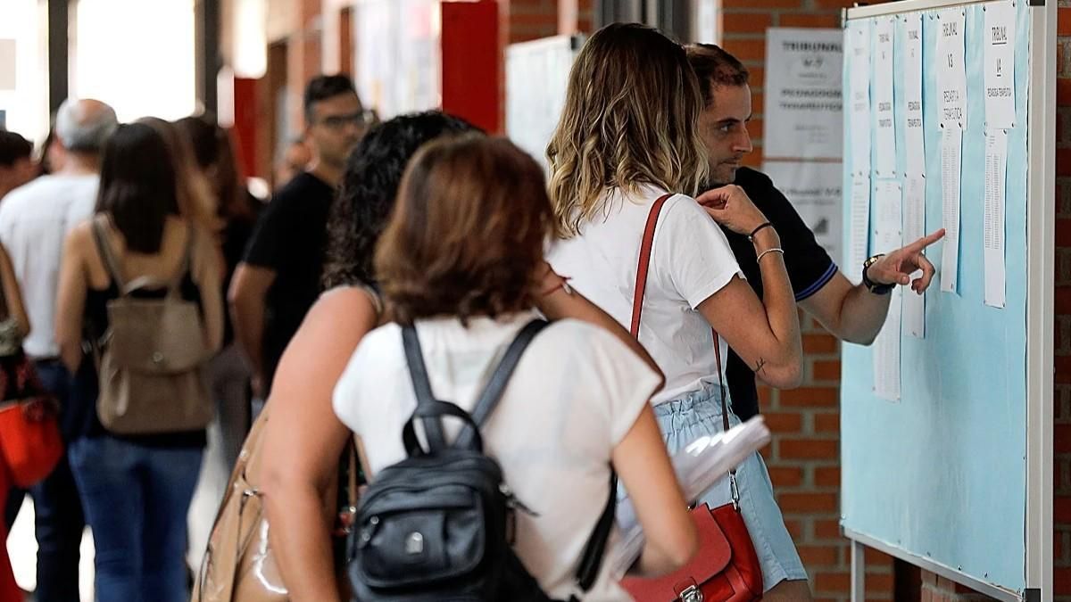 Protesta de los tribunales de las oposiciones docentes de 2025 por retrasos de 400 días en sus pagos