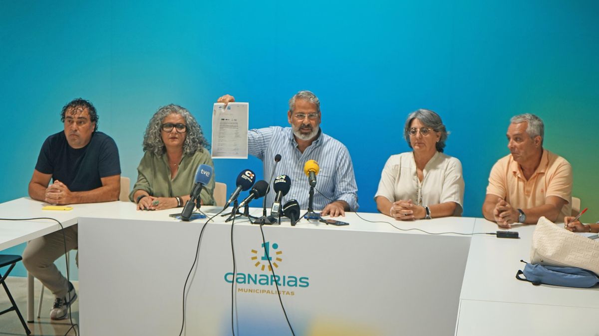 Jaime Hernández, concejal de CONFIR durante la rueda de prensa donde exponen el documento firmado ante notario.