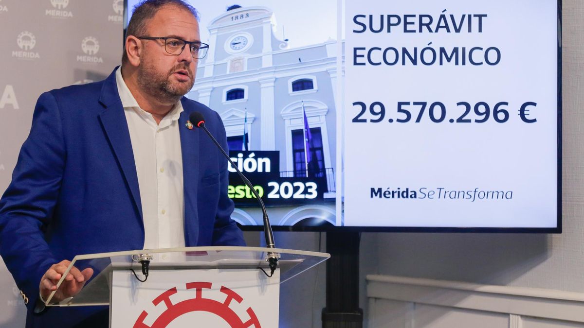 Antonio Rodríguez Osuna, alcalde de Mérida, presentando la liquidación del presupuesto municipal de 2023