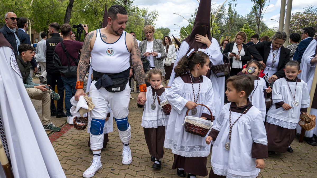 Costalero con su hija monaguilla del Carmen