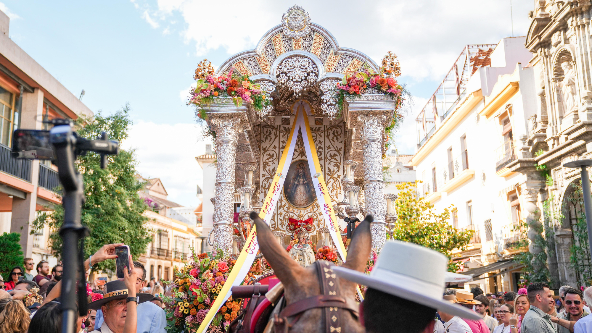 Córdoba inicia su camino hacia El Rocío entre emoción y tradición