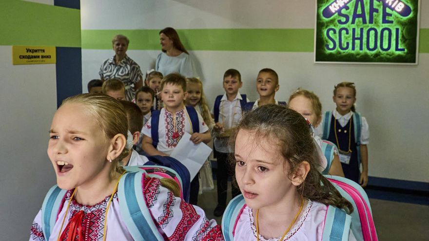 Los niños ucranianos vuelven a clase en medio de constantes ataques rusos