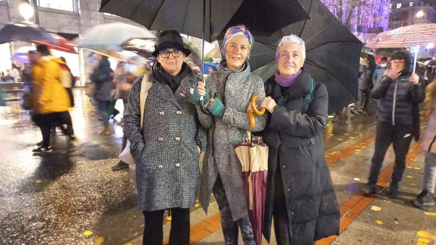 Merche, María Luisa y Karmele durante la manifestación del 25N en Bilbao