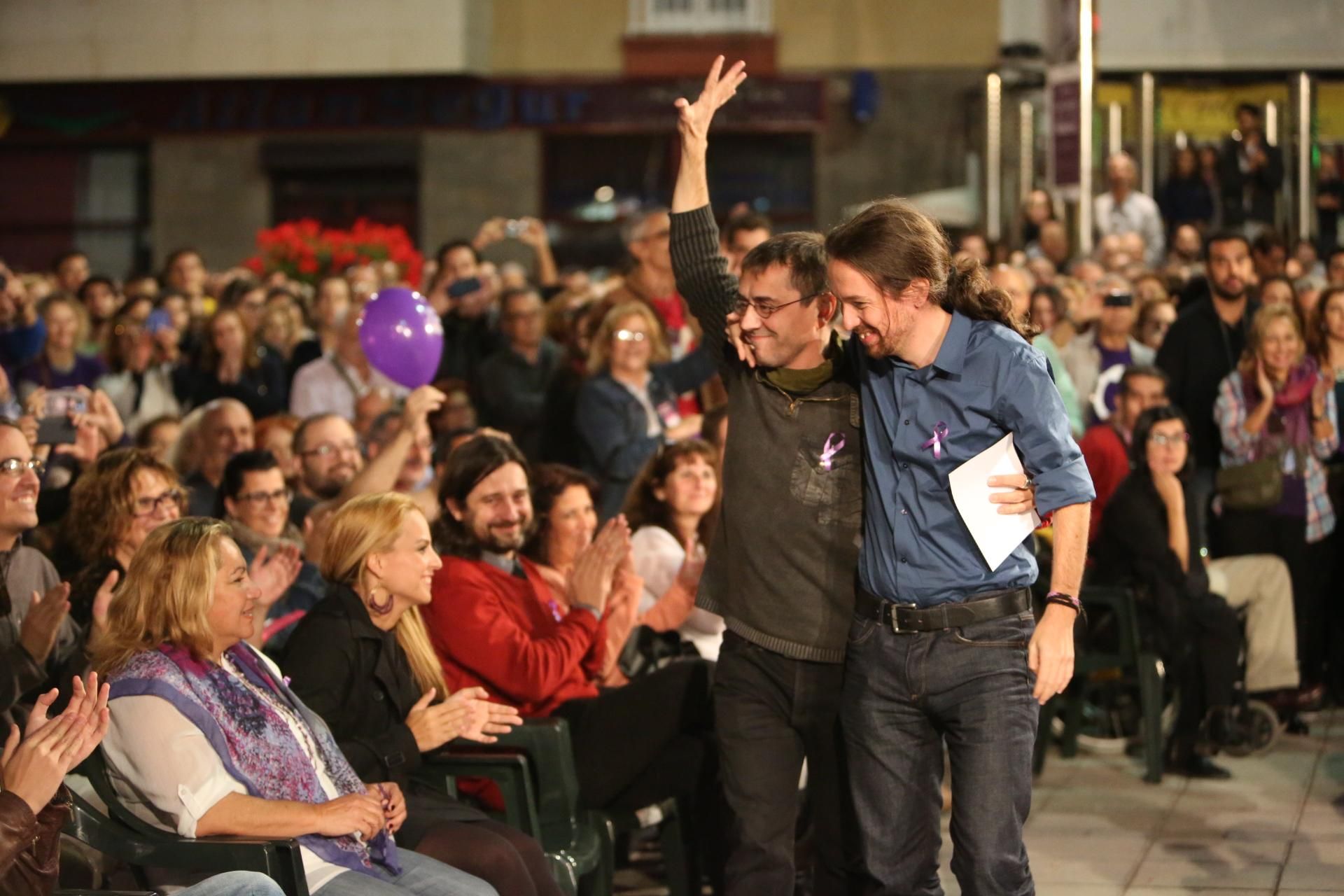 Monedero y Pablo Iglesias abrazados en Gran Canaria (ALEJANDRO RAMOS)