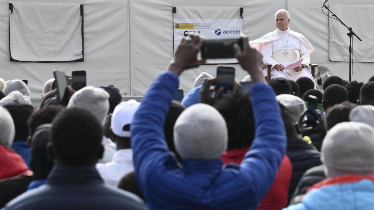 El papa León XIV visita el centro de acogida Las Raíces, en Tenerife.