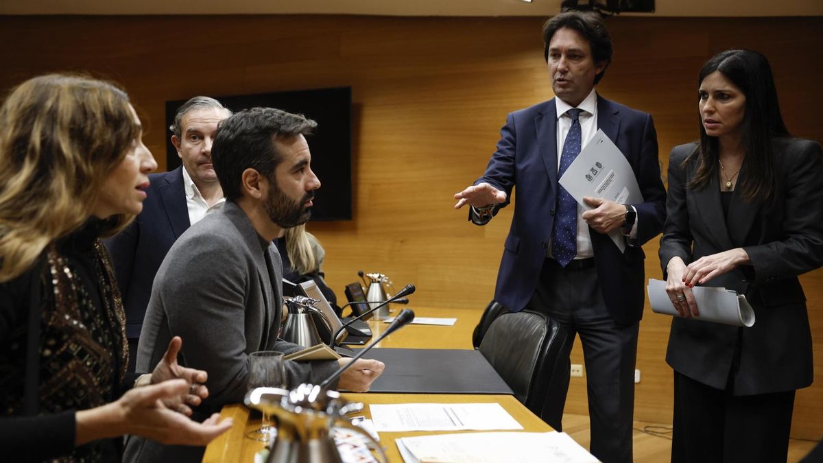 Un momento de la comisión de investigación de la dana en las Corts en la que coinciden, entre otros, ell portavoz parlamentario socialista, José Muñoz (3i), y la diputada de Compromís, Isaura Navarro (i), en una imagen de archivo.
