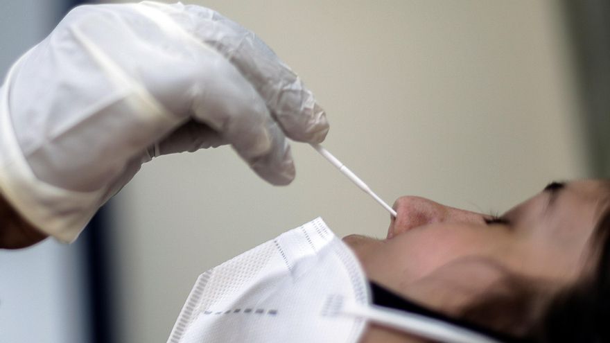 Imagen de archivo de una persona se realiza una prueba para detectar el covid-19, en un centro de salud del ayuntamiento de Río de Janeiro (Brasil). EFE/Antonio Lacerda