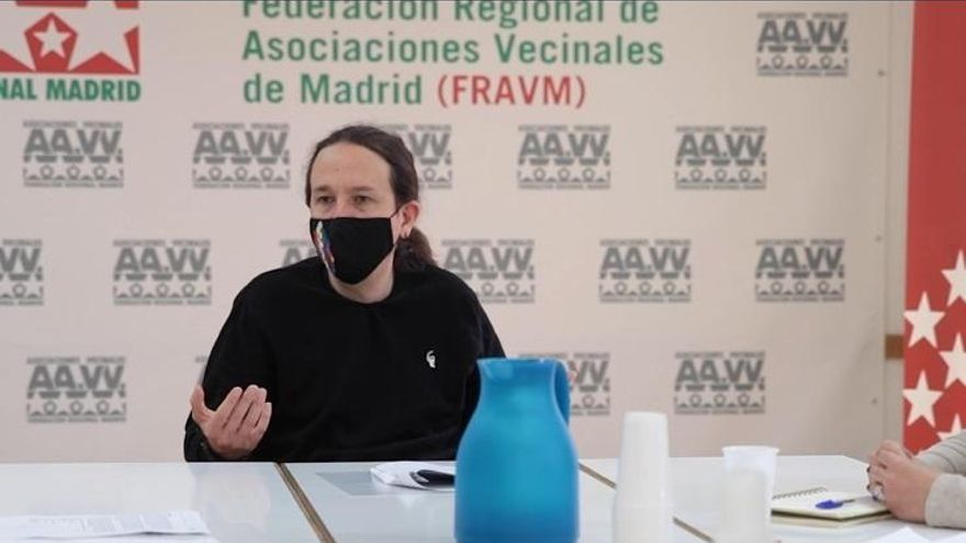 El candidato de Podemos a la Presidencia de la Comunidad de Madrid, Pablo Iglesias, tras mantener una reunión con la FRAVM