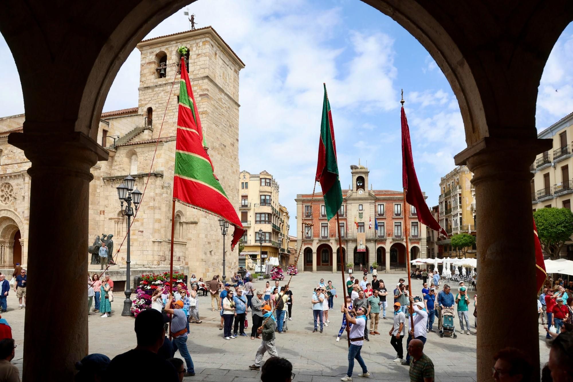 Los pendones concejiles del Reino de León en el centro de Zamora.
