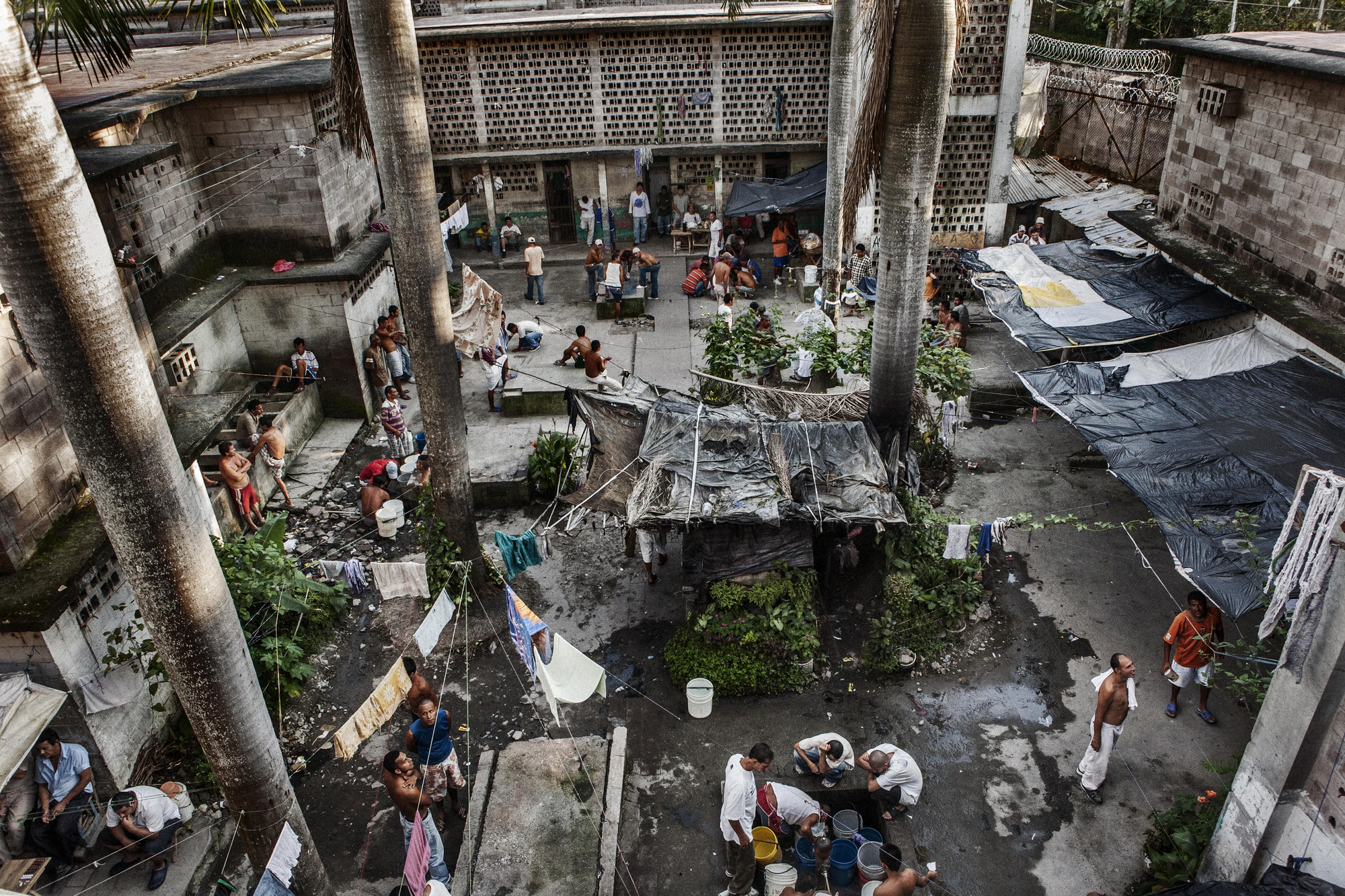 El penal de La Esperanza, o Mariona, es el símbolo histórico de las carencias y riesgos del sistema penitenciario de El Salvador. La sobrepoblación no solo hace que sus 5.000 internos soporten condiciones de vida medievales, sino que impide a las autoridades ejercer un control real sobre lo que sucede dentro de sus muros. Esta cárcel, diseñada para 800, sobrepasa en 4.200 plazas su capacidad. / Pau Coll / RUIDO Photo.