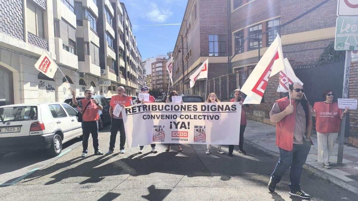 Protesta de CCOO durante el acto de inauguración del curso de la ULE.