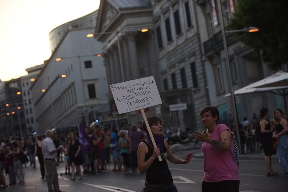 Al final de la manifestación, decenas de manifestantes han protagonizado una sentada frente al Congreso de los Diputados. Fernando Sánchez.