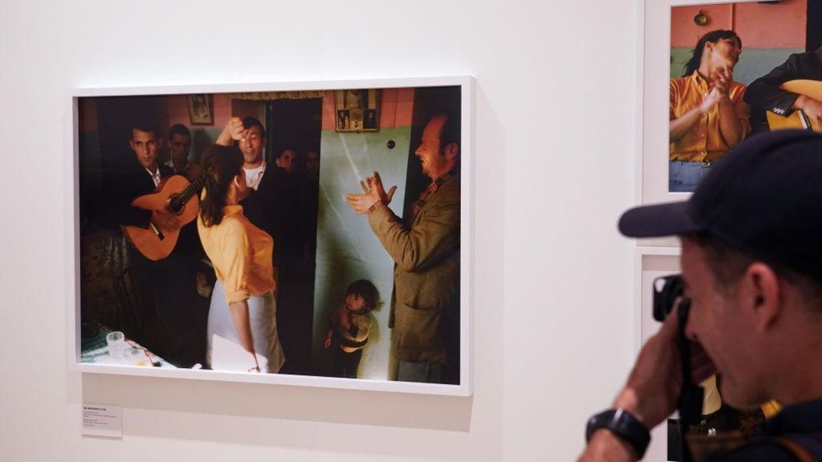 Una de las fotografías que Meyerowitz tomó en Málaga a la familia Escalona, en la exposición dedicada al fotógrafo en el Museo Picasso de la ciudad.
