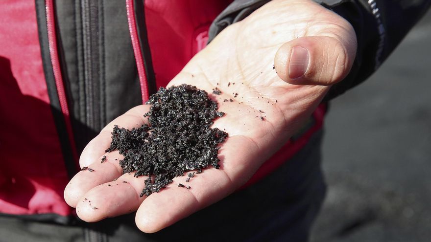 El investigador del IGN Stavros Meletlidis muestra ceniza volcánica en el entorno del cráter del volcán de La Palma.