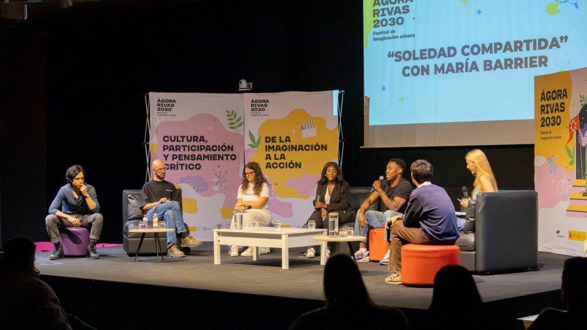 Charla sobre la soledad no deseada y la que sí se busca en la charla con María Barrier, periodista y copresentadora del pódcast 'Bimboficadas' junto a Samantha Hudson