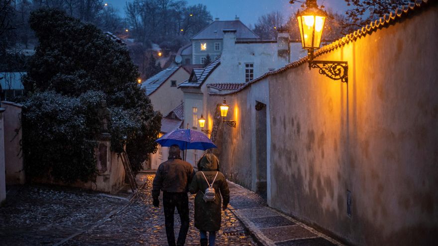 Una pareja camina por una calle del centro histórico de Praga.EFE/EPA/MARTIN DIVISEK