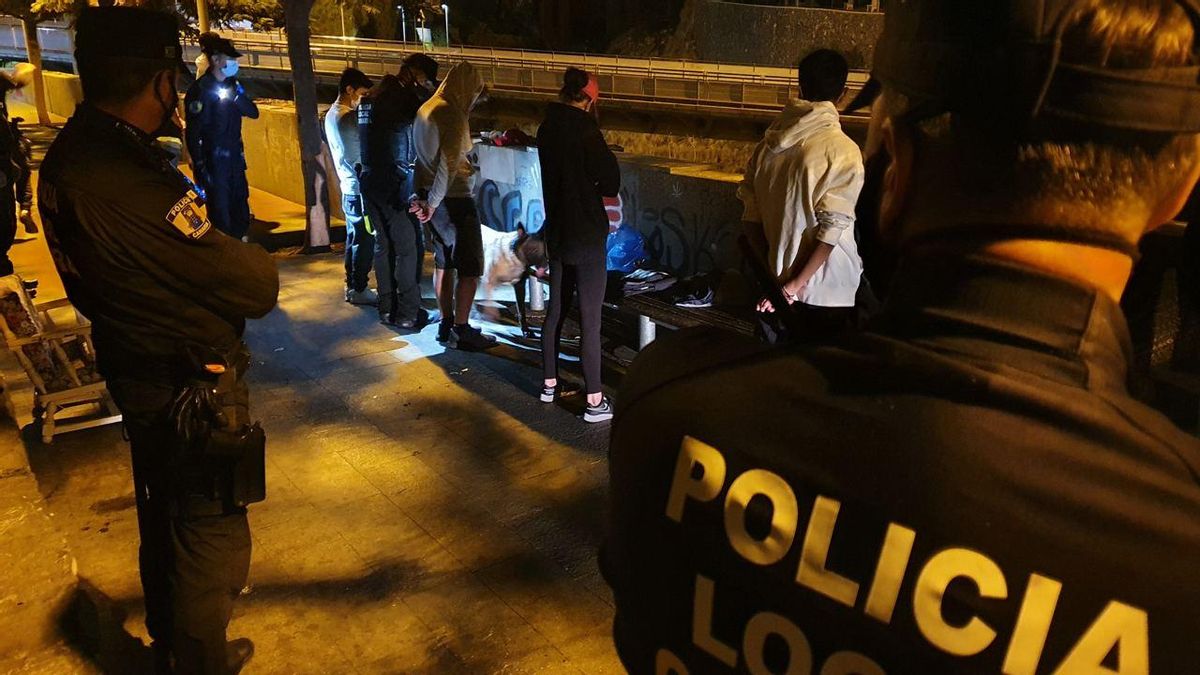 Varios agentes de la Policía Local durante una redada a jóvenes haciendo botellón