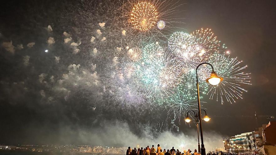 Unas 35.000 personas disfrutan en Melenara de sus populares fuegos artificiales