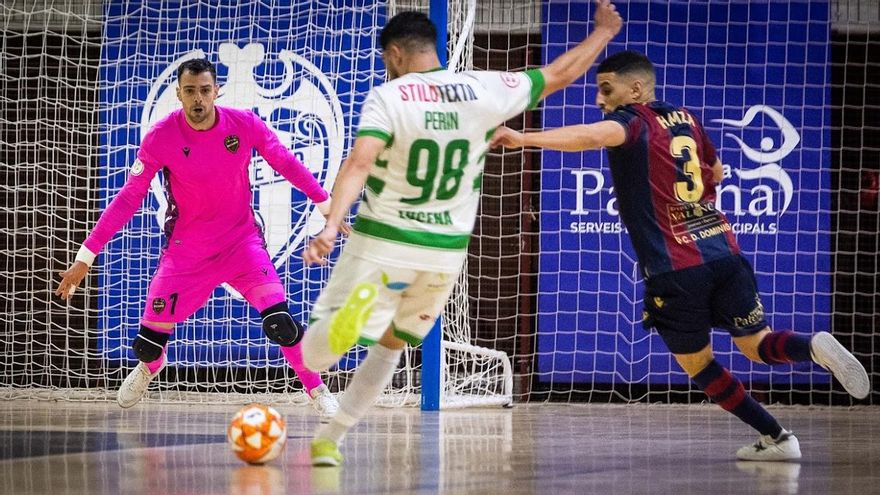 Lucas Perin, durante la acción del gol en Paterna