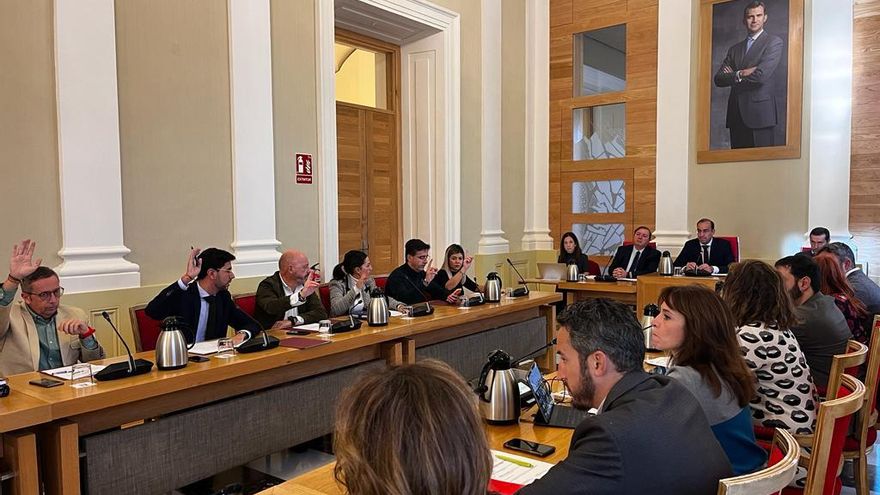 El PP aprueba la moción de Vox para que los menores de Cáceres reciban charlas antiabortistas