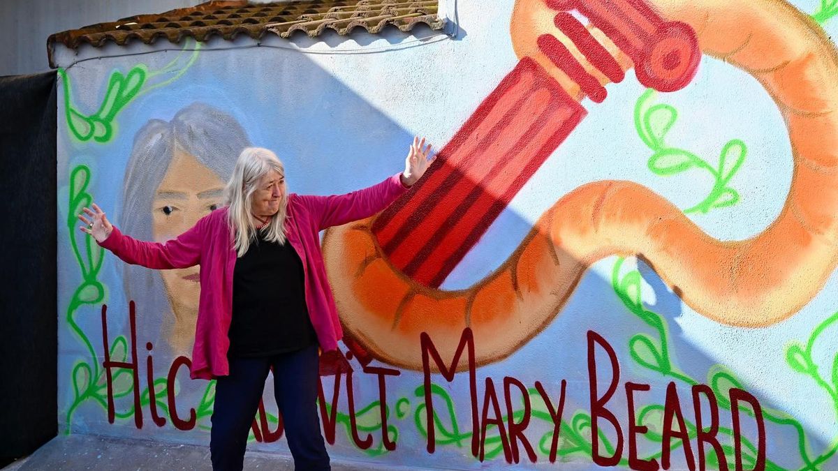 Mary Beard posa ante un mural en homenaje a su persona