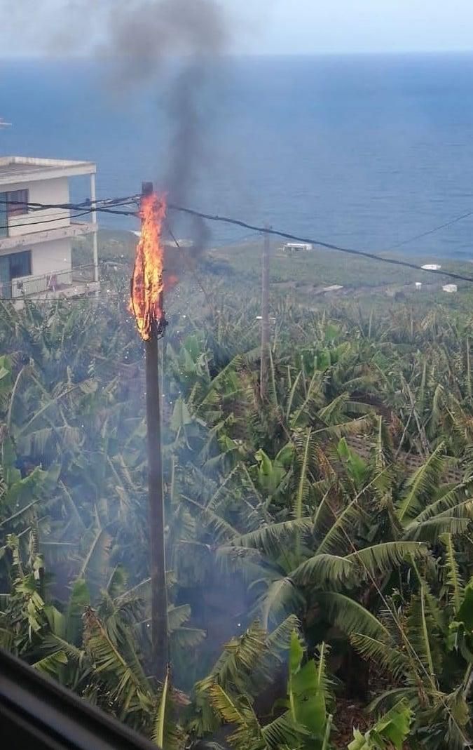 Incendio declarado en un poste del tendido eléctrico. Foto: BOMBEROS LA PALMA