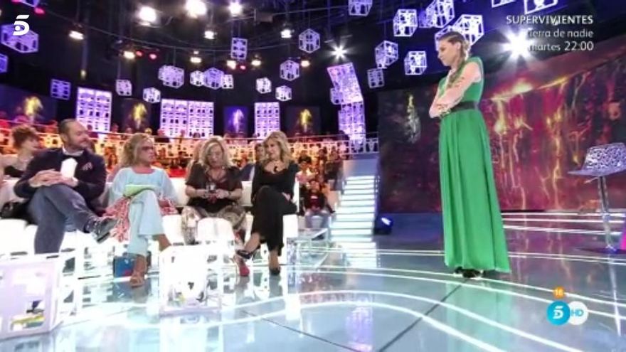 Carmen Borrego leyendo el mensaje de María Teresa Campos