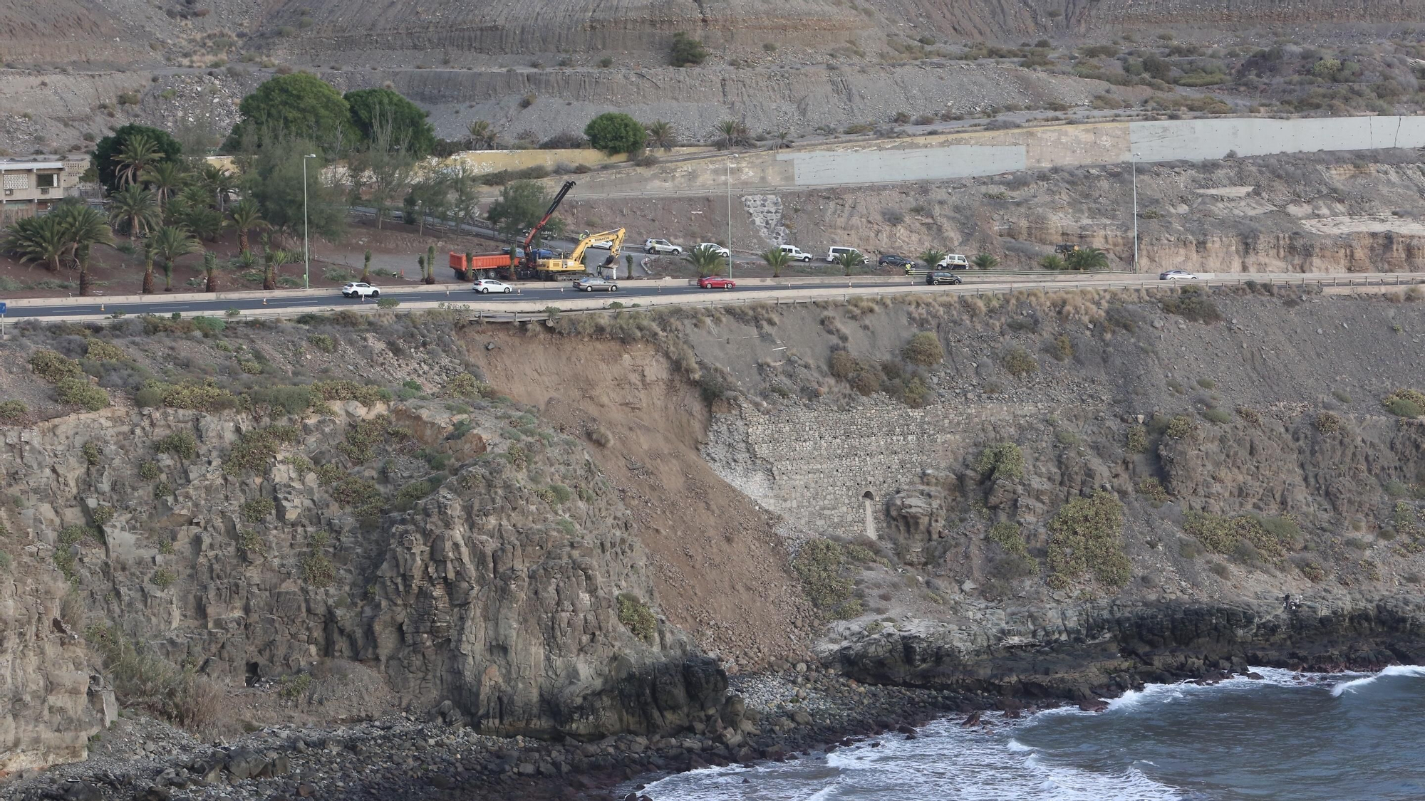 El muro de contención bajo la GC-1 que se derrumbó el pasado martes 10 de diciembre. (Alejandro Ramos).