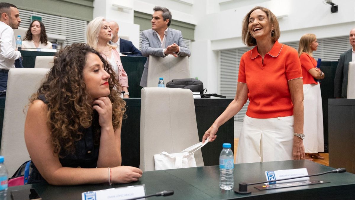 Reyes Maroto y Enma López, en un pleno de Cibeles.