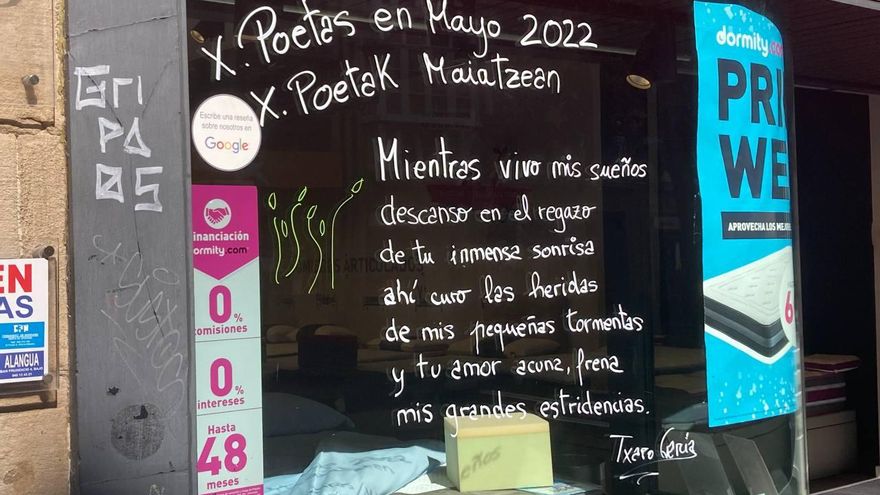 Vitoria se convierte otro mes de mayo en un libro de poemas con páginas de cristal
