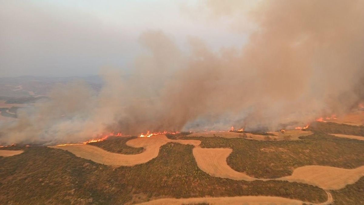 El incendio de las Cinco Villas supera ya las 15.000 hectáreas, favorecido por el viento y la topografía