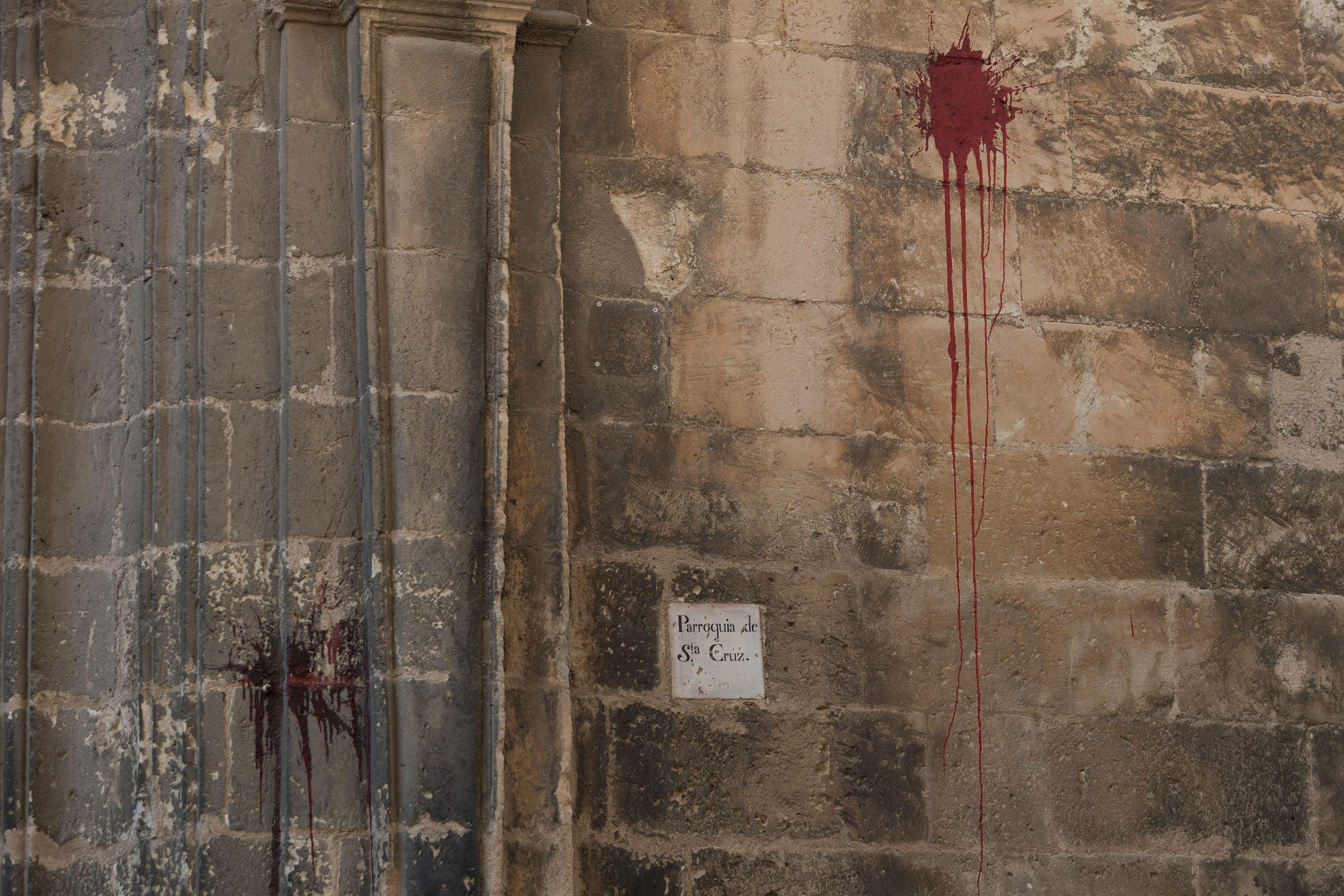 Pintadas vandálicas en el exterior de la parroquia